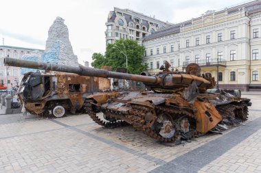 KYIV, UKRAINE - 23 Haziran 2022: Rusya 'nın Ukrayna' yı işgali sırasında patlayan ve yanmış paslı savaş tankları sırasında Rus askeri teçhizatının yok edilmesi