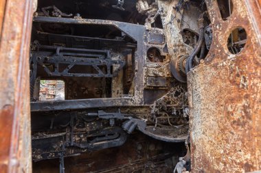 KYIV, UKRAINE - 23 Haziran 2022: Rusya 'nın Ukrayna' yı işgali sırasında Rus askeri teçhizatının yok edilmesi. Otomatik itişli obüs Msta-S 'nin küle dönmüş bağırsakları.