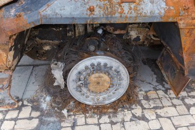 KYIV, UKRAINE - 23 Haziran 2022: Rusya 'nın Ukrayna işgalinde imha edilmiş Rus askeri teçhizatı sergisi. Zırhlı savaş aracının yanmış tekerleği Tayfun-K yakın plan.