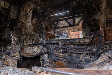 KYIV, UKRAINE - 23 Haziran 2022: Rusya 'nın Ukrayna' yı işgali sırasında Rus askeri teçhizatının yok edilmesi. Otomatik itişli obüs Msta-S 'nin küle dönmüş bağırsakları.