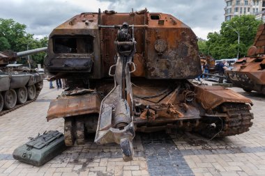 KYIV, UKRAINE - 23 Haziran 2022: Rusya 'nın Ukrayna' yı işgalinde imha ettiği askeri teçhizat sergisi, enkaz ve yanmış kendinden itişli havan topunun arka kısmı Msta-S