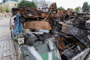 KYIV, UKRAINE - 23 Haziran 2022: Rusya 'nın Ukrayna işgalinde imha edilmiş çeşitli Rus askeri teçhizatının sergilenmesi, enkaz ve yanmış savaş aracının iç organları
