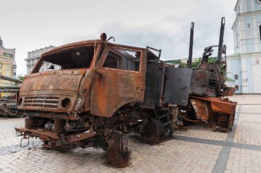 KYIV, UKRAINE - 23 Haziran 2022: Rusya 'nın Ukrayna işgalinde imha edilmiş Rus askeri teçhizatı sergisi. Parçalanmış ve yanmış kendinden itişli uçaksavar füze ve silah sistemi Pantsir-S1