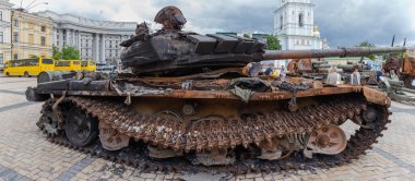 KYIV, UKRAINE - 23 Haziran 2022: Rusya 'nın Ukrayna' yı işgali sırasında yıkılan Rus askeri teçhizatı sergisi, patlamış ve yanmış paslı tankın panoramik görüntüsü