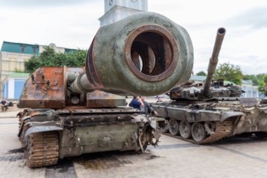 KYIV, UKRAINE - 23 Haziran 2022: Rusya 'nın Ukrayna' yı işgalinde imha ettiği askeri teçhizat sergisi, seçici odak noktasında kendi kendine çalışan hurdanın namlu freni