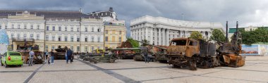 KYIV, UKRAINE - 23 Haziran 2022: Rusya 'nın Ukrayna' yı işgali sırasında meydana gelen çatışmalar sırasında çeşitli Rus askeri teçhizatlarının yok edilmesi, genel panoramik görüş