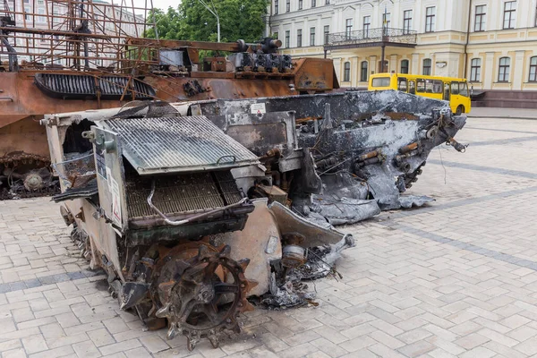 Kyiv Ukraine 6月23 2022 ウクライナのロシア侵攻でロシア軍の様々な破壊された軍事機器の博覧会は 破壊され 焼かれた空中戦闘車両のまま — ストック写真