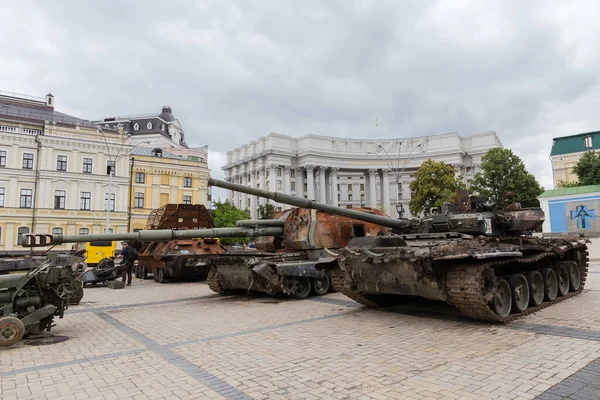 Kyiv Ukraine 2022年6月23日 様々な破壊されたロシア軍のウクライナ侵攻 爆破戦闘戦車T 90と自走砲Msta Sの博覧会 — ストック写真