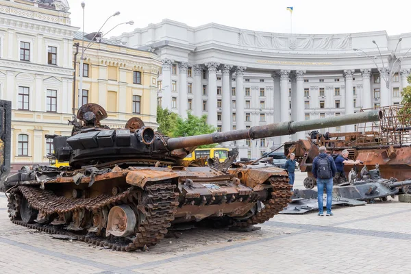 Kyiv Ukraine 2022年6月23日 ロシアのウクライナ侵攻中に破壊されたロシアの軍事機器の博覧会 爆発し 錆びた戦車を燃やした — ストック写真