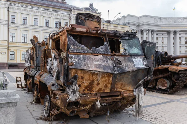 Kyiv Ukraine 2022年6月23日 ロシアのウクライナ侵攻におけるロシアの軍事機器の破壊の博覧会 錆びた装甲戦闘車両の爆破と焼失 タイフーン — ストック写真