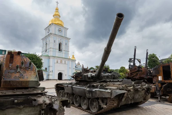 Kyiv Ukraine 2022年6月23日 ウクライナ侵攻中に破壊されたロシアの軍事機器の博覧会 修道院と曇った空に対する戦車T 90を爆破 — ストック写真