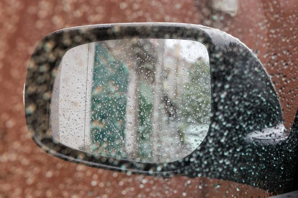 Nedves Autó Külső Visszapillantó Tükör Borított Vízcseppek Esőben Belül Látható — Stock Fotó