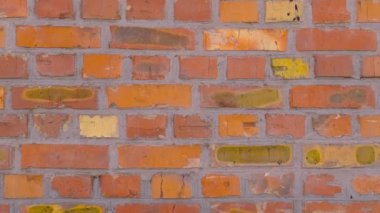 Yana doğru hareket ederken eski, pürüzlü kırmızı ve sarı tuğla duvar