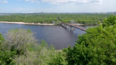 Bahar mevsiminde Dinyeper nehri üzerinde Parkovyi Köprüsü, Kyiv, Ukrayna