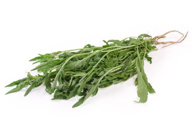 Taze toplanmış roka kökleri beyaz bir arka planda.