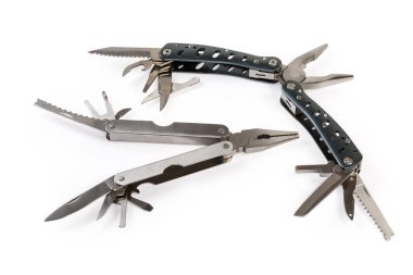 Metal saplı iki farklı çoklu araç ve kısmen beyaz arka planda çeşitli aparatlar.