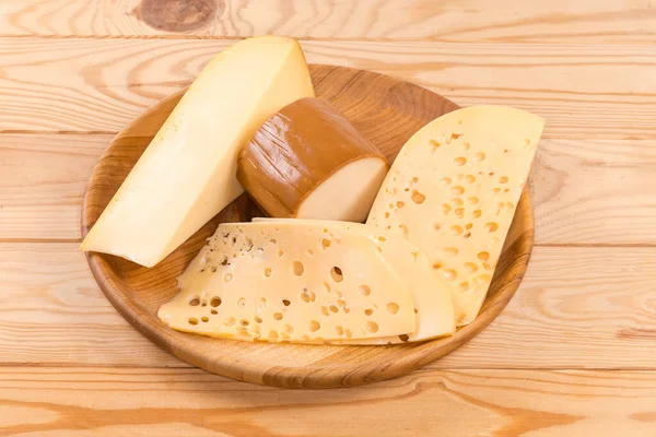 Pieces Different Semi Hard Cheese Smoked Processed Cheese Wooden Dish — Fotografie, imagine de stoc