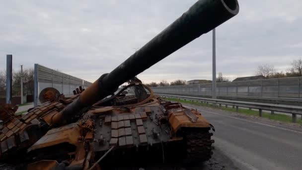 Kyiv Region Ukraine April 2022 Burned Rusty Russian Battle Tank — Αρχείο Βίντεο