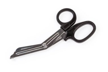 Yaralı insanların giysilerini kesmek için tek tırtıklı bıçaklı travma makası.