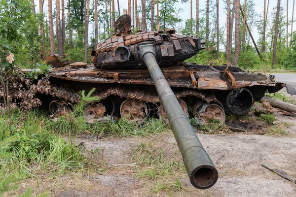 Russische Tank Vernietigd Verbrand Een Bossideroad Tijdens Vijandelijkheden Russische Invasie — Stockfoto