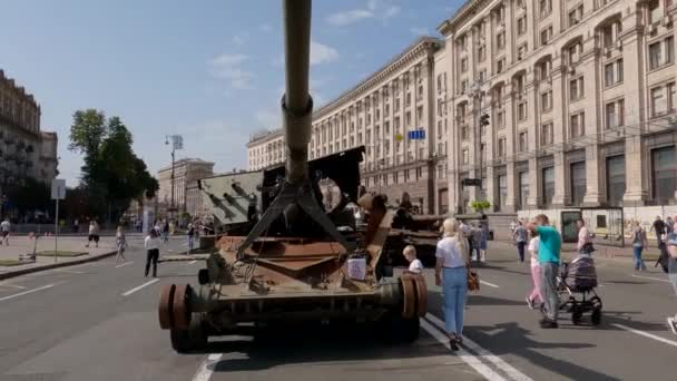 Russian Self Propelled Howitzer Destroyed Ukraine Exposition Kyiv 2022 — Stock video