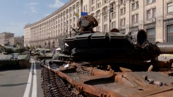 Russian Tanks Destroyed Invasion Ukraine Exposition Kyiv 2022 — Stock video