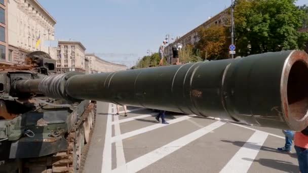Russian Tank Destroyed Invasion Ukraine Exposition Kyiv 2022 — Stok video