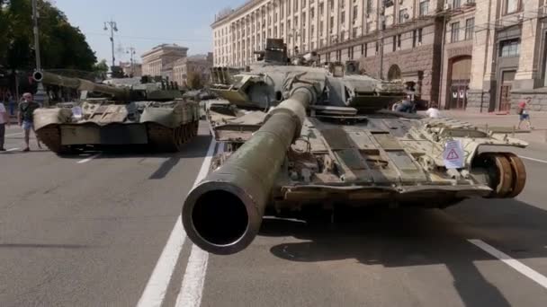 Russian Tanks Destroyed Invasion Ukraine Exposition Kyiv 2022 — Stock video