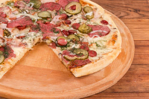 Slices Pizza Different Sausages Pickled Cucumbers Pizza Serving Board Rustic — Stockfoto