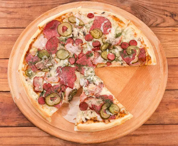 Slices Pizza Salami Other Different Sausages Pickled Cucumbers Pizza Serving — Stockfoto