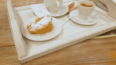 Kahveli kahve ve kahveli espresso. Tahta tepside.