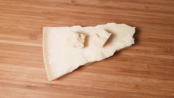 Tahta Bir Yüzeyde Sert Peynir Parçaları — Stok video
