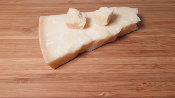 Trozos Queso Duro Sobre Una Superficie Madera — Vídeo de stock