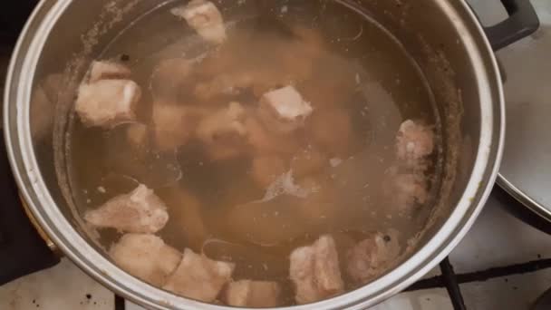 Caldo Carne Durante Cocción Olla Sobre Una Estufa — Vídeos de Stock
