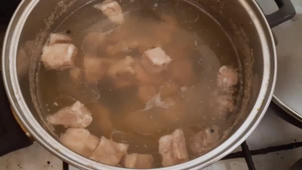 Brodo Carne Durante Cottura Pentola Una Cima Stufa — Video Stock