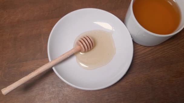 Méz Csészealjon Fából Készült Mézes Mártással Csészével — Stock videók