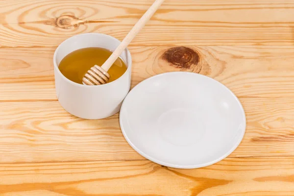 Frischer Flüssiger Leichter Honig Mit Einem Hölzernen Honiglöffel Der Tasse — Stockfoto