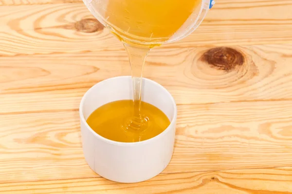 Frischer Flüssiger Leichter Honig Der Auf Einem Rustikalen Tisch Aus — Stockfoto