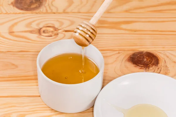 Frischer Flüssiger Lichthonig Der Aus Dem Hölzernen Honiglöffel Die Tasse — Stockfoto