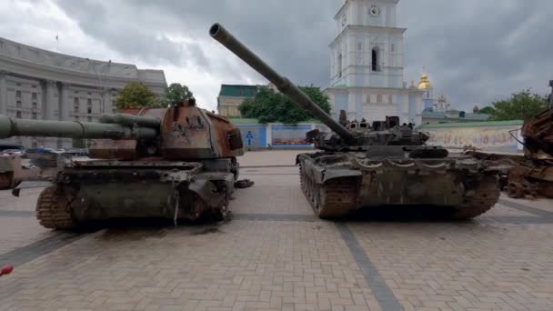 Russische Militaire Uitrusting Vernietigd Oekraïne Expositie Kiev 2022 — Stockvideo