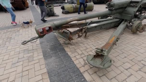 ウクライナ侵攻 展示会 キエフ 2022年にロシアの大砲を破壊 — ストック動画