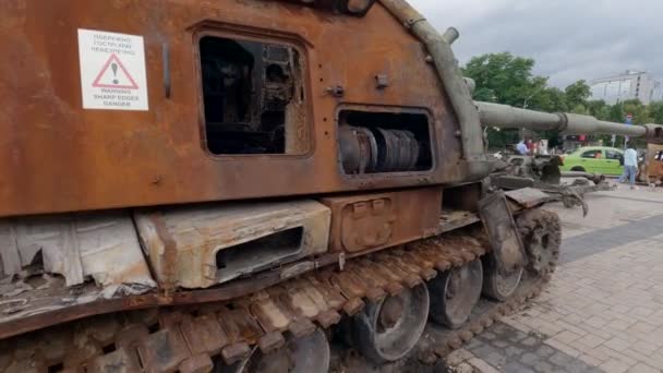 Burnt Out Russian Howitzer Entrails Ukraine Exposición Kiev 2022 — Vídeo de stock