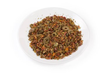 Makarna için farklı baharatlar, baharatlar ve kurutulmuş sebzelerin karışımı ve beyaz arka plandaki beyaz tabakta diğer yemekler.