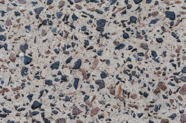 Islak zeminin bir kısmı siyah ve kırmızı granitten yapılmış betonla kaplıydı. Açık havada, yağmurlu havada, üst tarafta yakın çekim vardı.