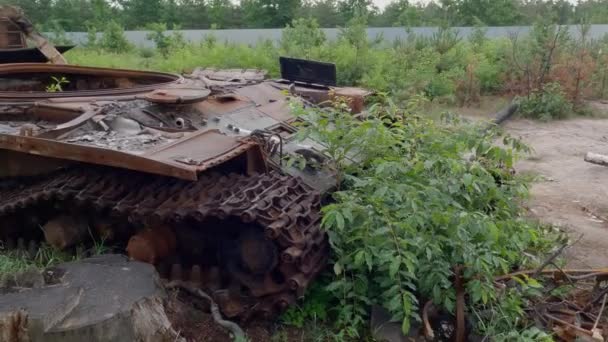 Tanque Ruso Destruido Invasión Ucrania 2022 Bosque — Vídeos de Stock