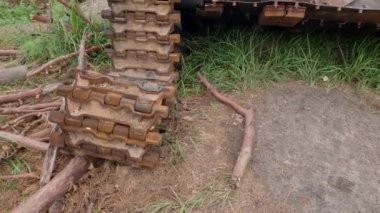 Rus tankı Ukrayna işgalinde yok edildi, 2022 'de ormanda.