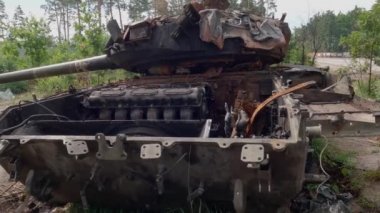 Rus tankları Ukrayna 'nın 2022' de orman kenarında imha edildi.