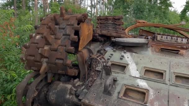 Tanque Russo Destruído Invasão Ucrânia 2022 Floresta — Vídeo de Stock