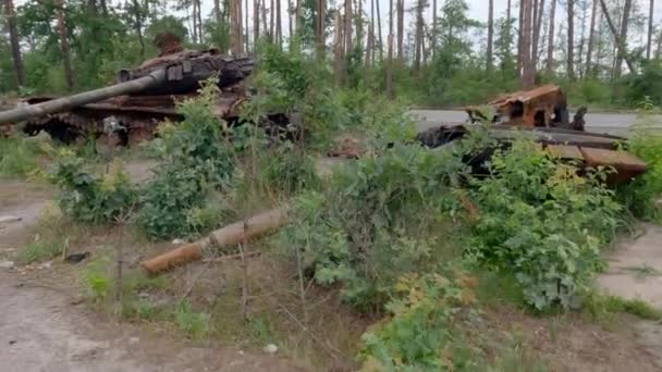 Tanque Ruso Destruido Invasión Ucrania 2022 Bosque — Vídeos de Stock