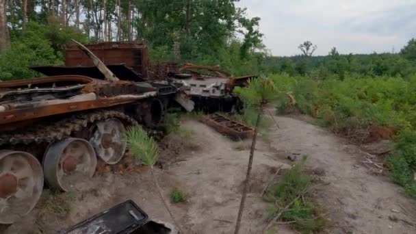 Ruské Tanky Zničeny Při Invazi Ukrajinu 2022 Lese — Stock video